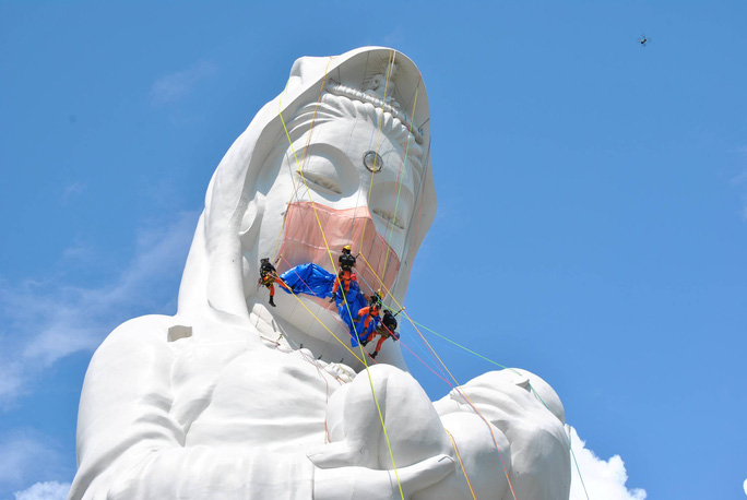 Nhật Bản đeo khẩu trang cho tượng Phật khổng lồ 